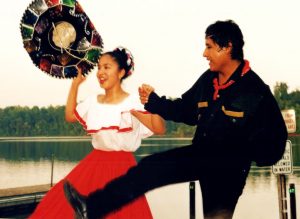 mexican-couple-folk-dancing